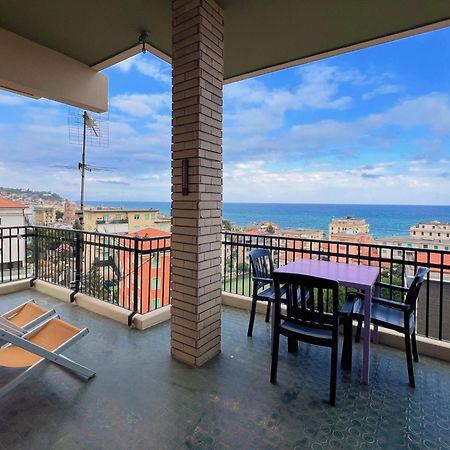 Ampio Appartamento Con Vista Varazze Luaran gambar
